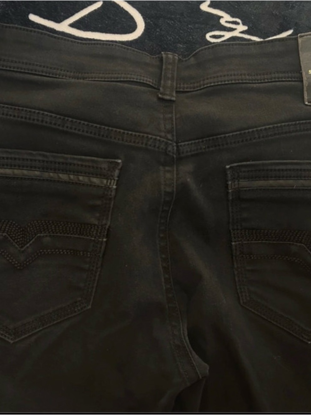 Relaxed Fit Men's Black Jeans with Back Pocket Stitching